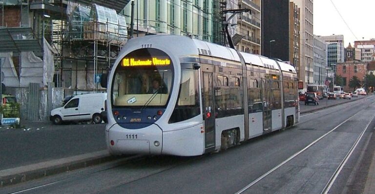 Tram elettrico e il canale di via Riva Reno