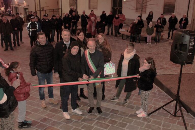 S.BENEDETTO VAL DI SAMBRO (BO): Inaugurata la nuova piazza del Municipio