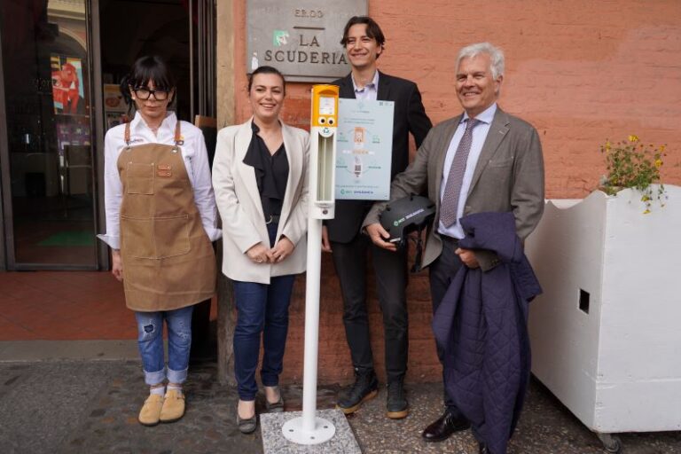 EMIL BANCA: In piazza Verdi il posacenere che ricicla i mozziconi