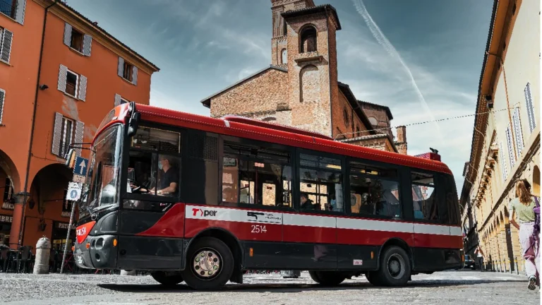 BOLOGNA: Bus gratuito per chi accompagna a scuola bambini e bambine