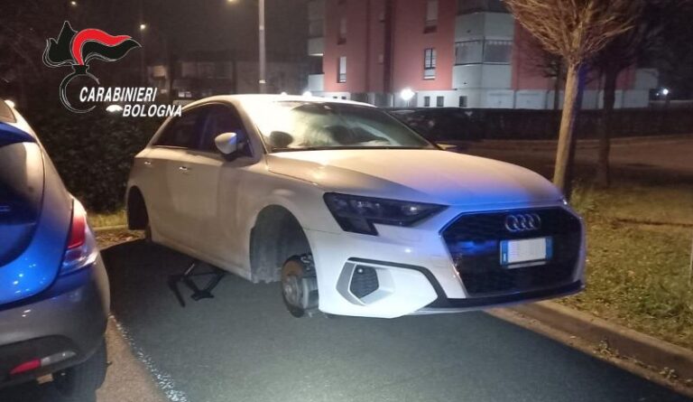 CALCARA (BO) – Furti su auto: proprietaria filma i ladri mentre sollevano il veicolo e rubano le ruote, arrestati due albanesi