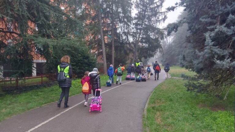 S.LAZZARO DI S. (BO): Guanti, sacchi e pinze per mantenere pulito il percorso dei Pedibus