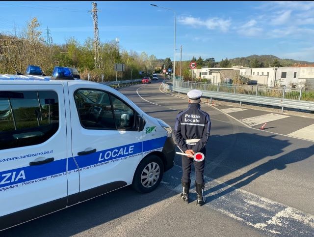 S.LAZZARO DI S. (BO) – Centra un ciclista e scappa: 58enne denunciato dalla Polizia Locale